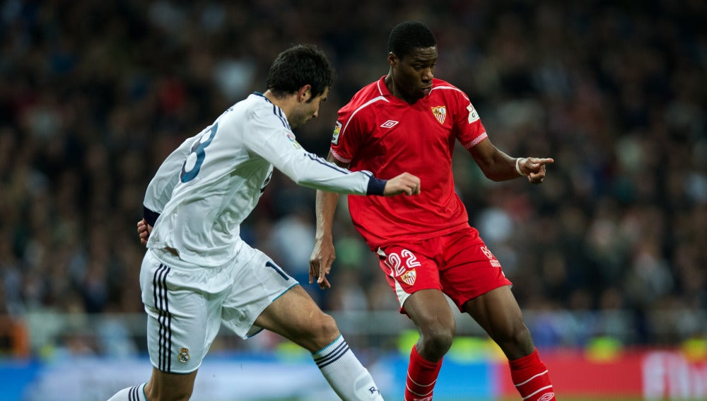 Kondogbia disputando un balón jugando con el Sevilla