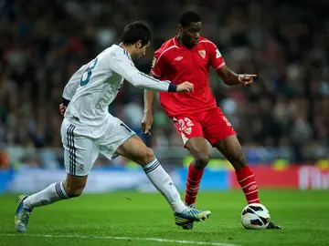 Kondogbia disputando un balón jugando con el Sevilla Kondogbia disputando un balón jugando con el Sevilla