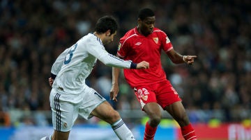 Kondogbia disputando un balón jugando con el Sevilla