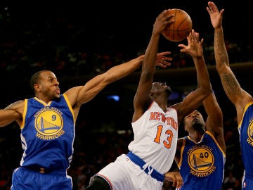 Jerian Grant trata de encestar ante la defensa de los Warriors