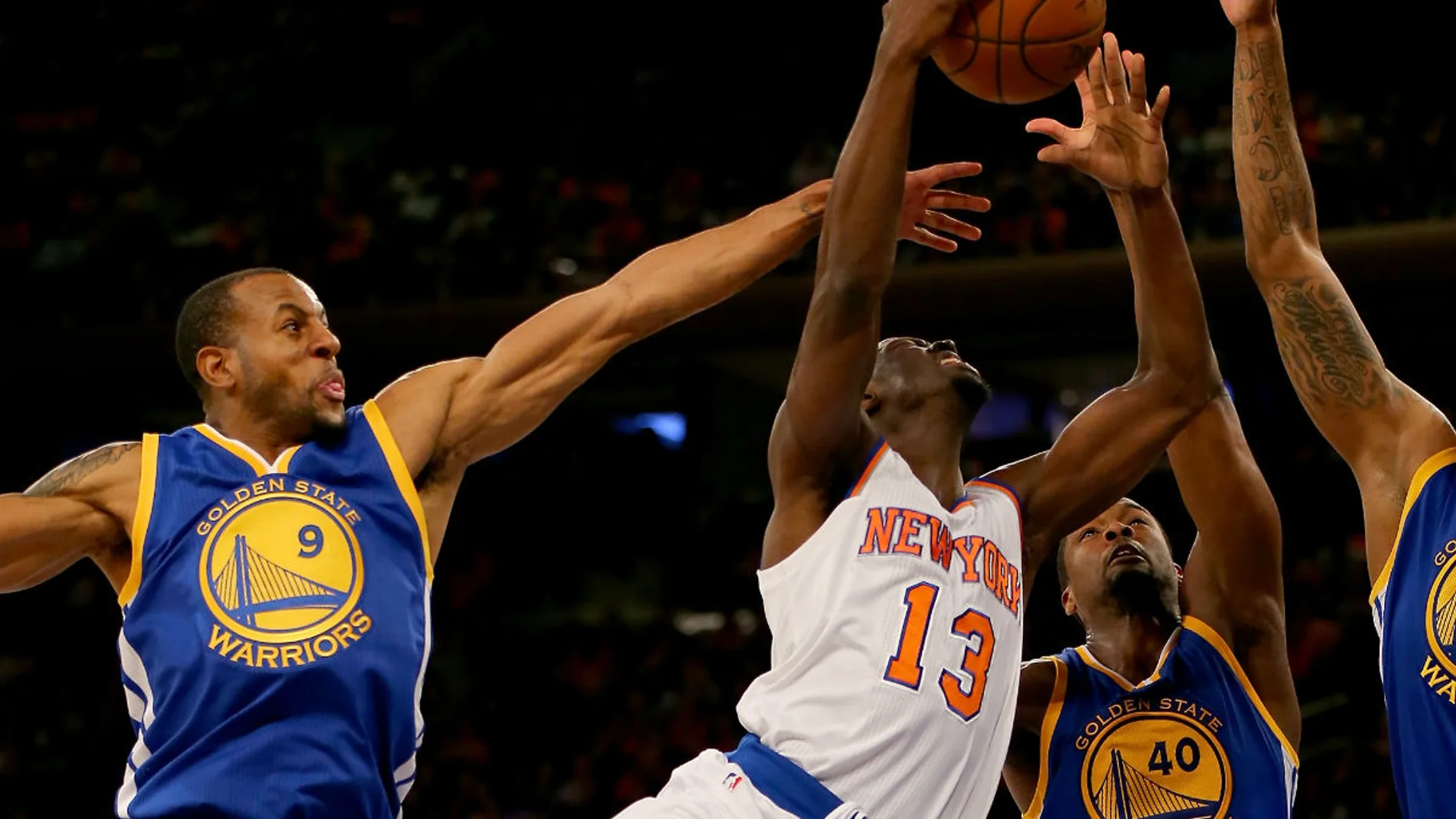 Jerian Grant trata de encestar ante la defensa de los Warriors Jerian Grant trata de encestar ante la defensa de los Warriors