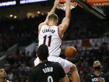 Leonard 'machaca' el aro ante l amirada de Ricky Rubio Leonard 'machaca' el aro ante l amirada de Ricky Rubio
