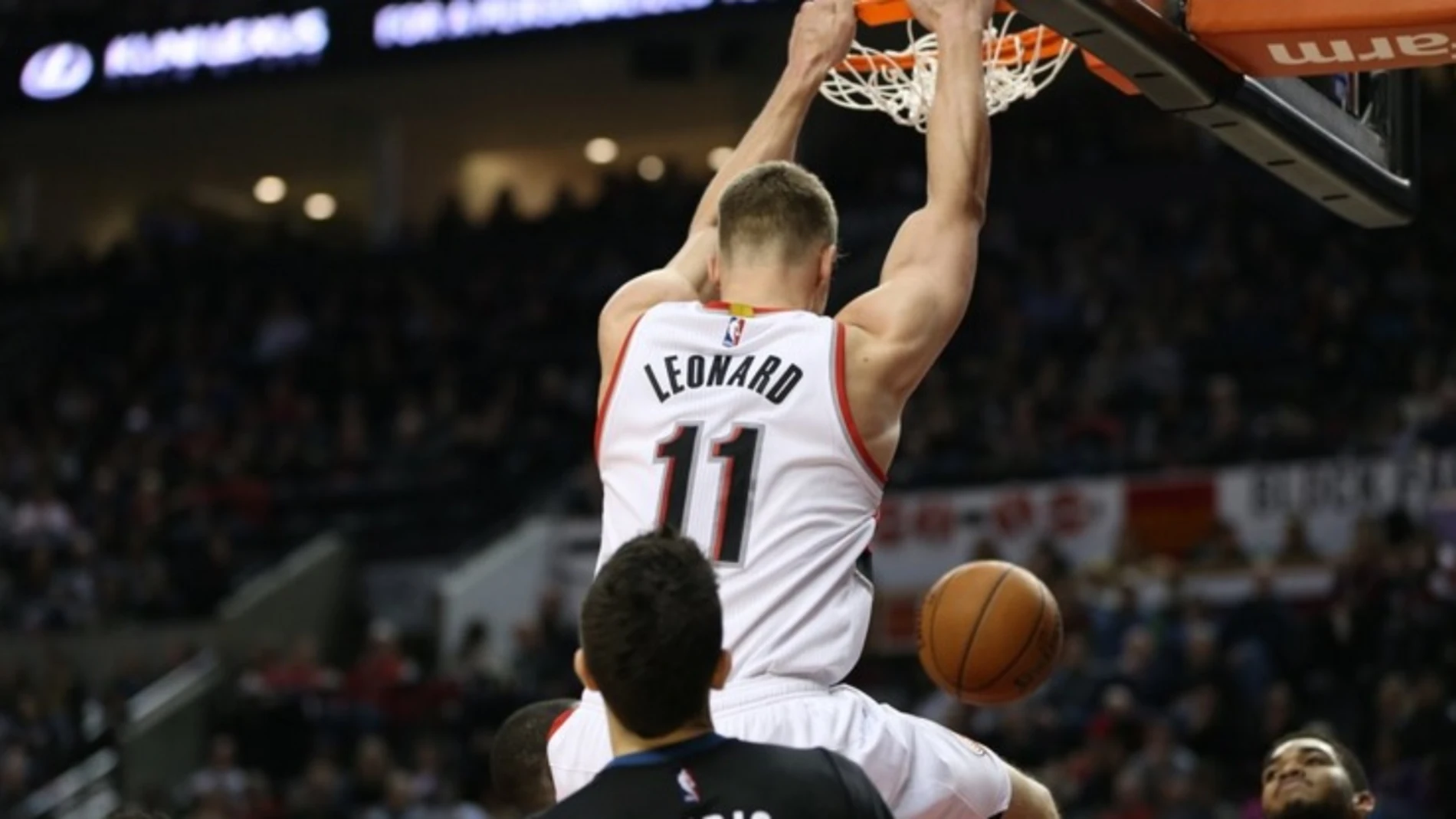 Leonard 'machaca' el aro ante l amirada de Ricky Rubio Leonard 'machaca' el aro ante l amirada de Ricky Rubio