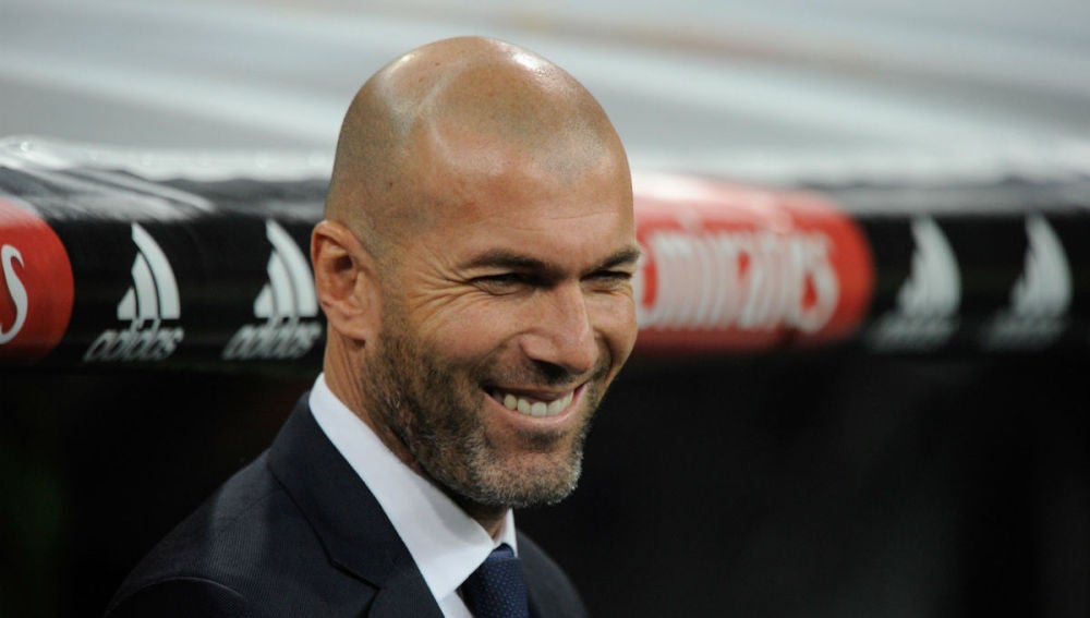 Zidane sonríe en el Bernabéu