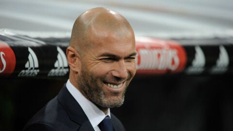 Zidane sonr&iacute;e en el Bernab&eacute;u