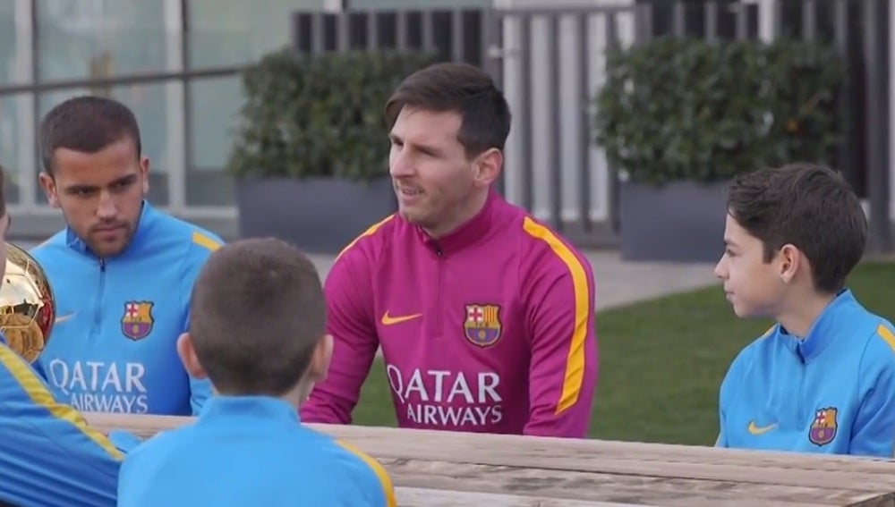 Leo Messi con los capitanes del fútbol base del Barcelona