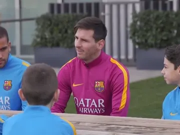 Leo Messi con los capitanes del fútbol base del Barcelona Leo Messi con los capitanes del fútbol base del Barcelona