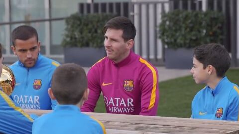Leo Messi con los capitanes del f&uacute;tbol base del Barcelona