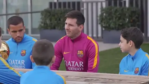 Leo Messi con los capitanes del fútbol base del Barcelona Leo Messi con los capitanes del fútbol base del Barcelona