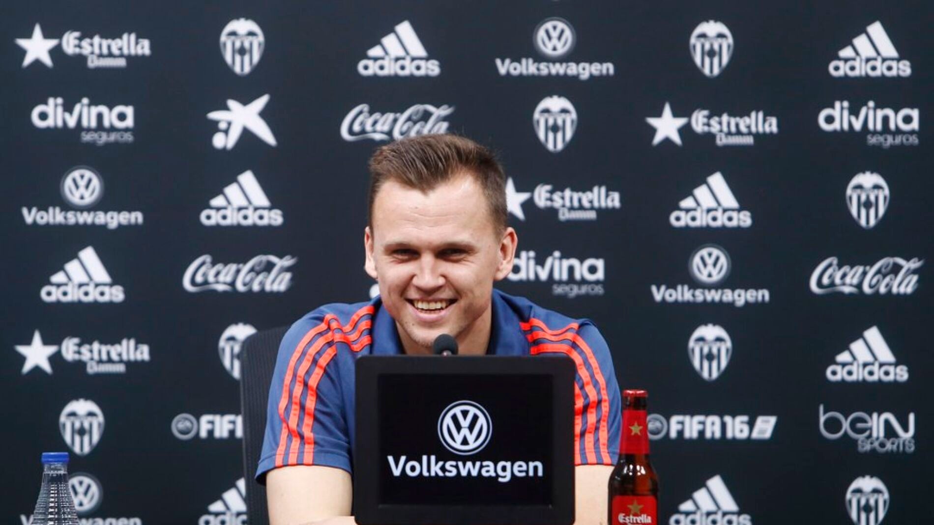 Denis Cheryshev atiende a los medios en Valencia