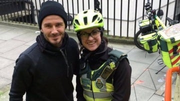 David Beckham con la paramédico a la que ayudó