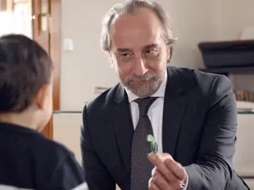 Miguel entra en casa de Enrique y lleva a cabo su plan Miguel entra en casa de Enrique y lleva a cabo su plan
