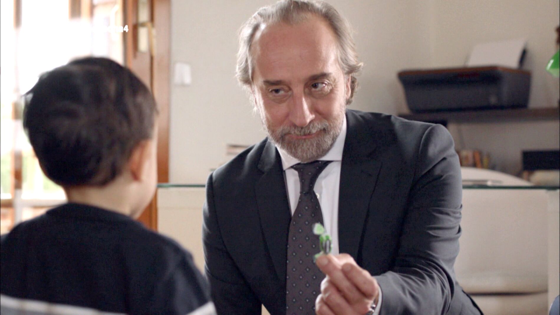 Miguel entra en casa de Enrique y lleva a cabo su plan