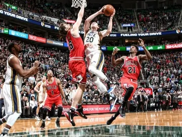 Pau Gasol trata de impedir una canasta ante los Jazz Pau Gasol trata de impedir una canasta ante los Jazz