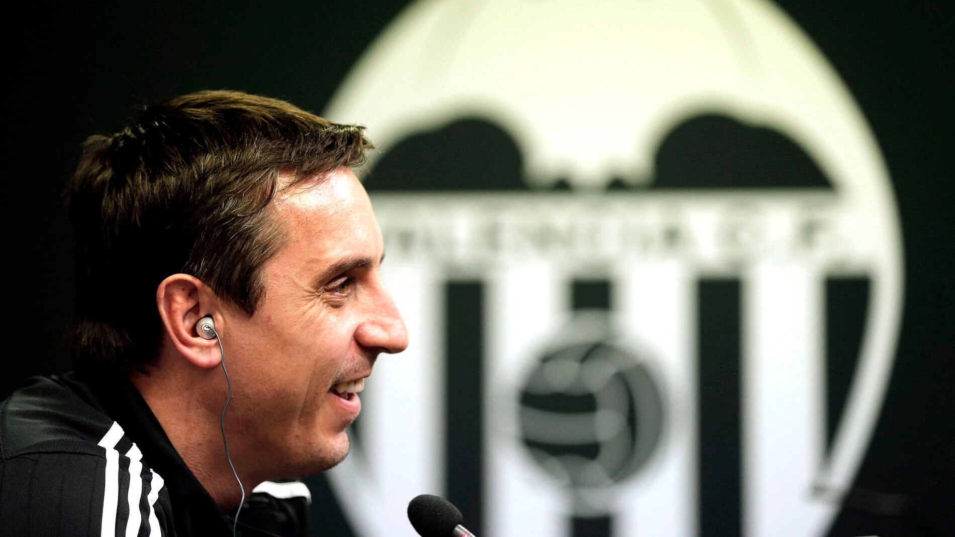 Gary Neville en rueda de prensa