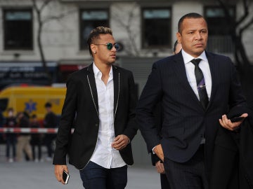 Neymar y su padre andando al juzgado