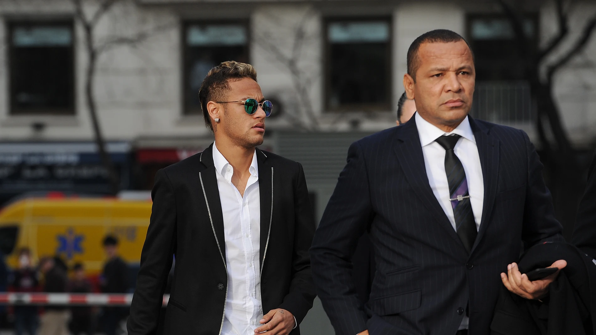 Neymar y su padre andando al juzgado Neymar y su padre andando al juzgado