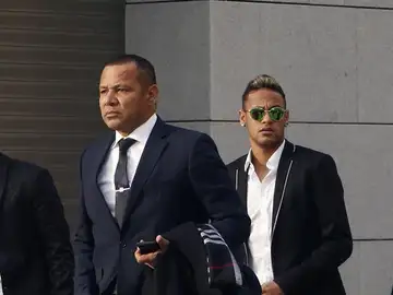 Neymar y su padre, a su llegada a la Audiencia Nacional Neymar y su padre, a su llegada a la Audiencia Nacional