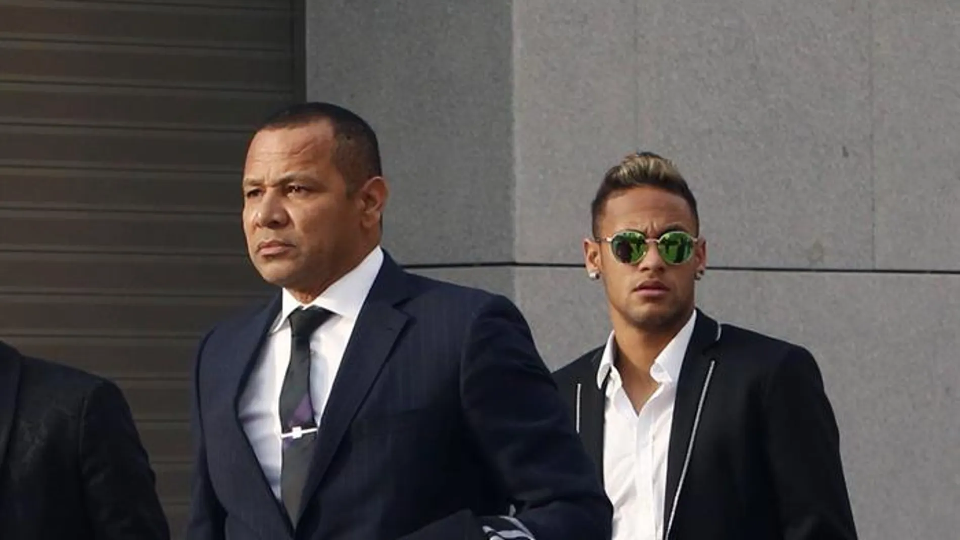 Neymar y su padre, a su llegada a la Audiencia Nacional Neymar y su padre, a su llegada a la Audiencia Nacional