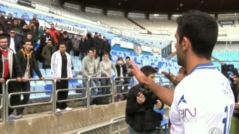 Juan Culio, en el momento de pedir disculpas a la afición del Zaragoza Juan Culio, en el momento de pedir disculpas a la afición del Zaragoza