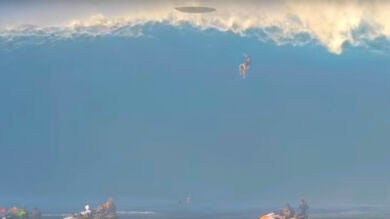 Impactante caída de un surfista en Hawái