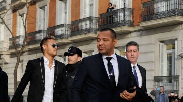 Neymar y su padre, camino de la Audiencia Nacional