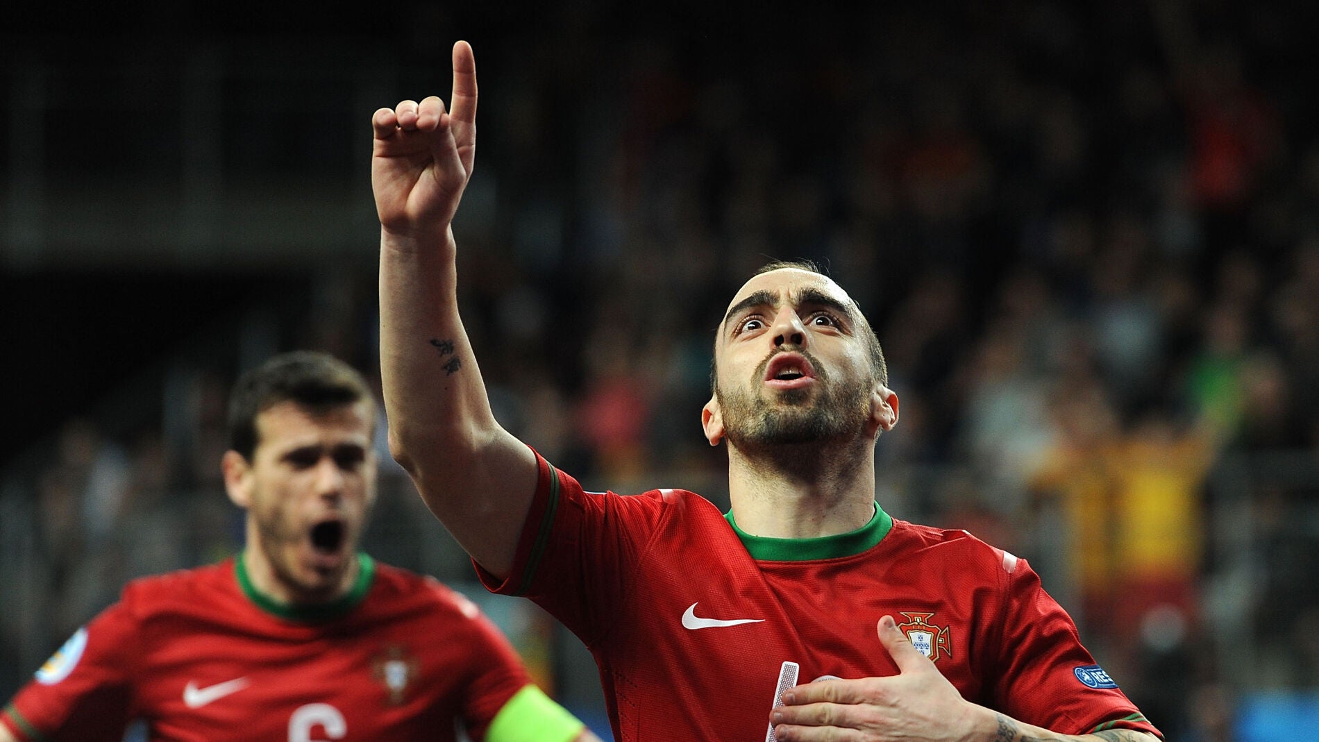 Ricardinho festeja un gol con Portugal