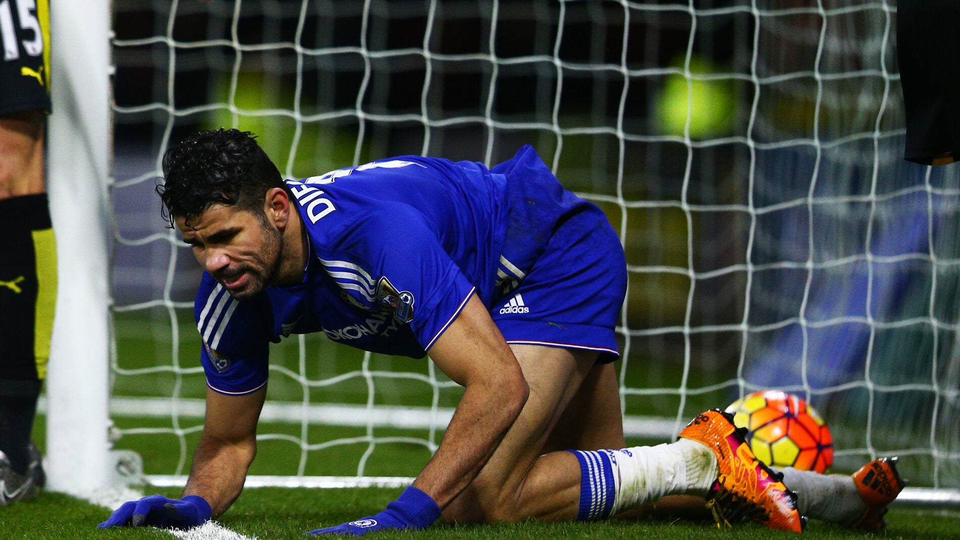 Diego Costa, en el suelo tras una ocasi&oacute;n ante el Watford 