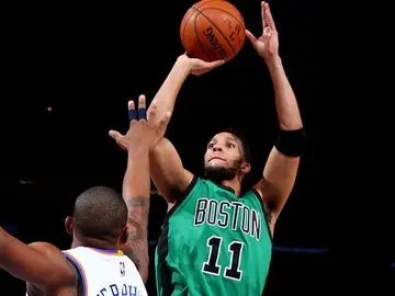 Evan Turner lanza a canasta Evan Turner lanza a canasta