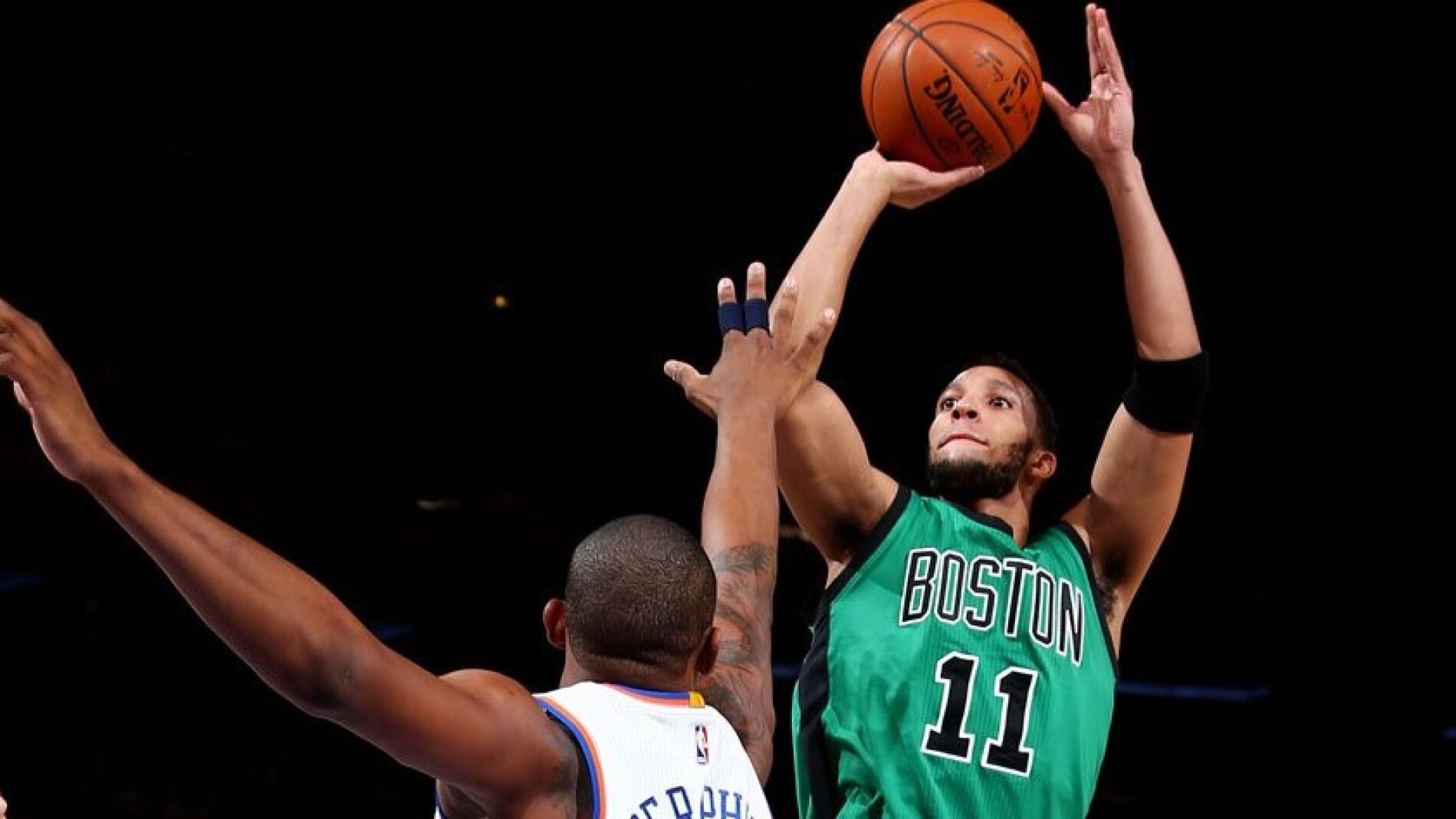 Evan Turner lanza a canasta
