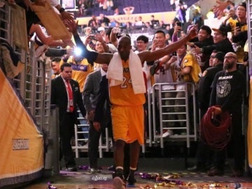 Kobe Bryant se marcha saludando al público