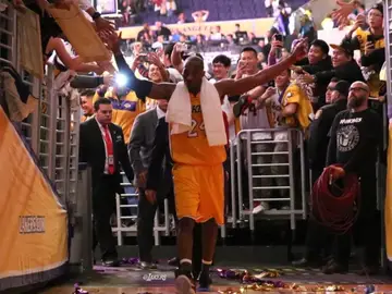 Kobe Bryant se marcha saludando al público Kobe Bryant se marcha saludando al público