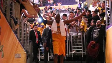 Kobe Bryant se marcha saludando al público