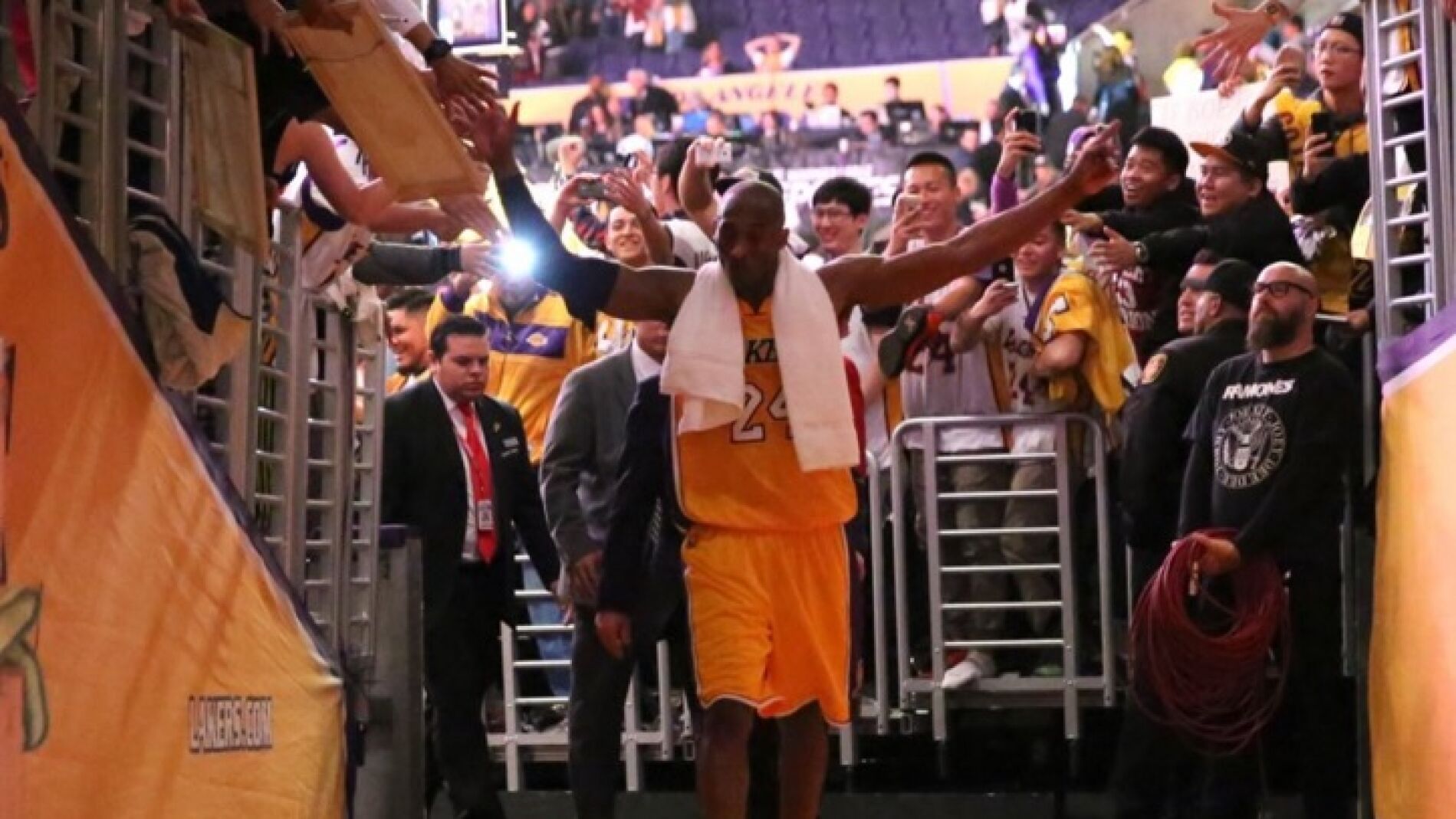 Kobe Bryant se marcha saludando al p&uacute;blico