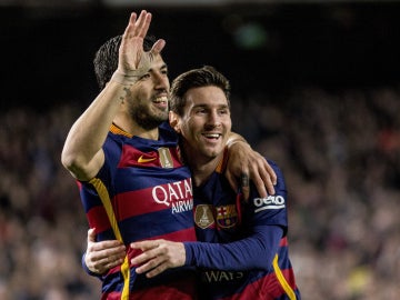 Luis Suárez y Messi celebran uno de los goles del Barcelona
