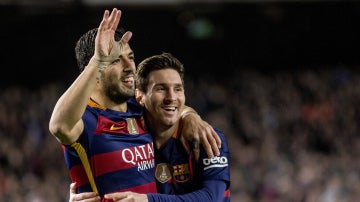 Luis Suárez y Messi celebran uno de los goles del Barcelona