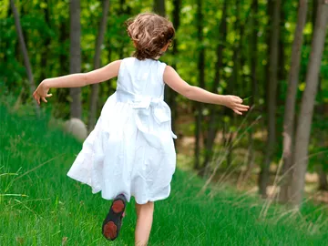 Niña de espaldas Niña de espaldas