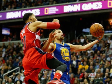 Stephen Curry, en acción ante los Wizards