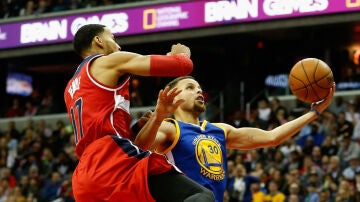 Stephen Curry, en acción ante los Wizards