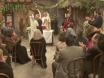 Hipólito y Gracia se casan en una hermosa ceremonia en la plaza del pueblo