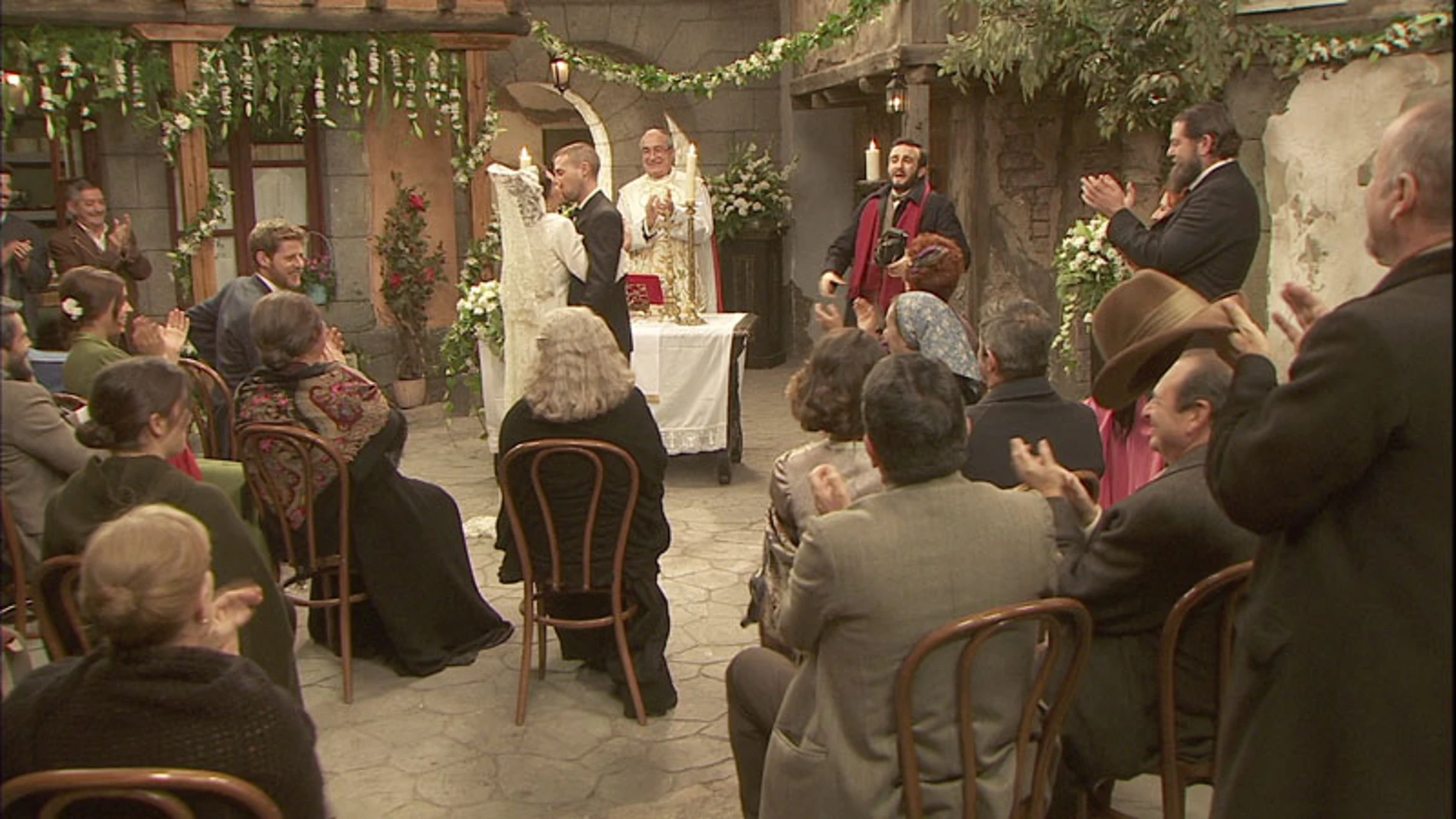 Hipólito y Gracia se casan en una hermosa ceremonia en la plaza del pueblo