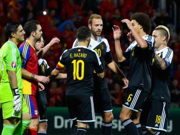 Hazard celebra un triunfo de Bélgica con sus compañeros