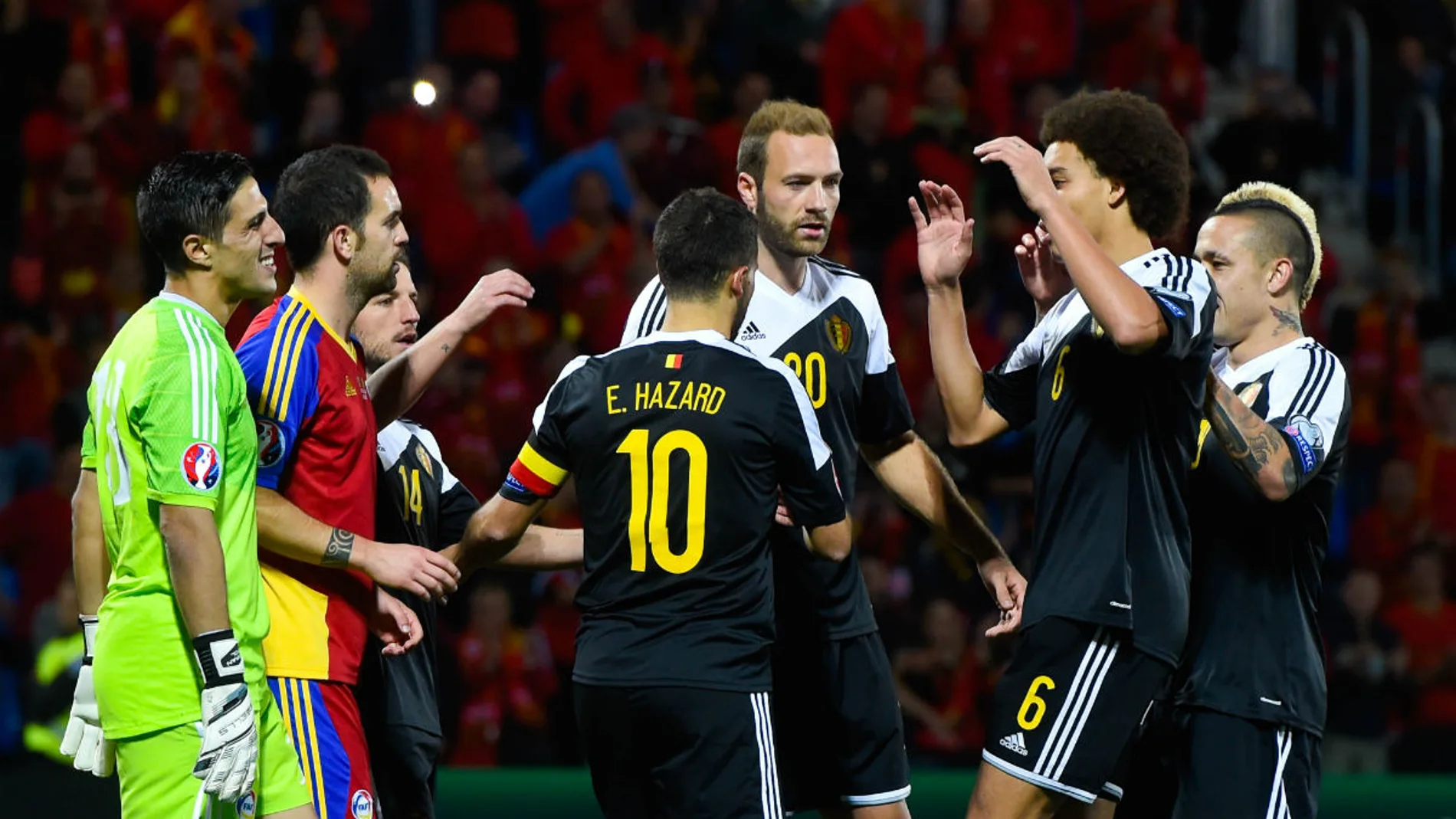 Hazard celebra un triunfo de Bélgica con sus compañeros Hazard celebra un triunfo de Bélgica con sus compañeros