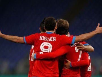 Gonzalo Higuaín celebra un gol con sus compañeros