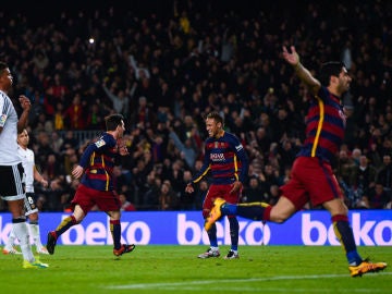 Suárez, Messi y Neymar celebran un gol ante los jugadores del Valencia