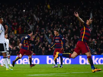 Suárez, Messi y Neymar celebran un gol ante los jugadores del Valencia Suárez, Messi y Neymar celebran un gol ante los jugadores del Valencia