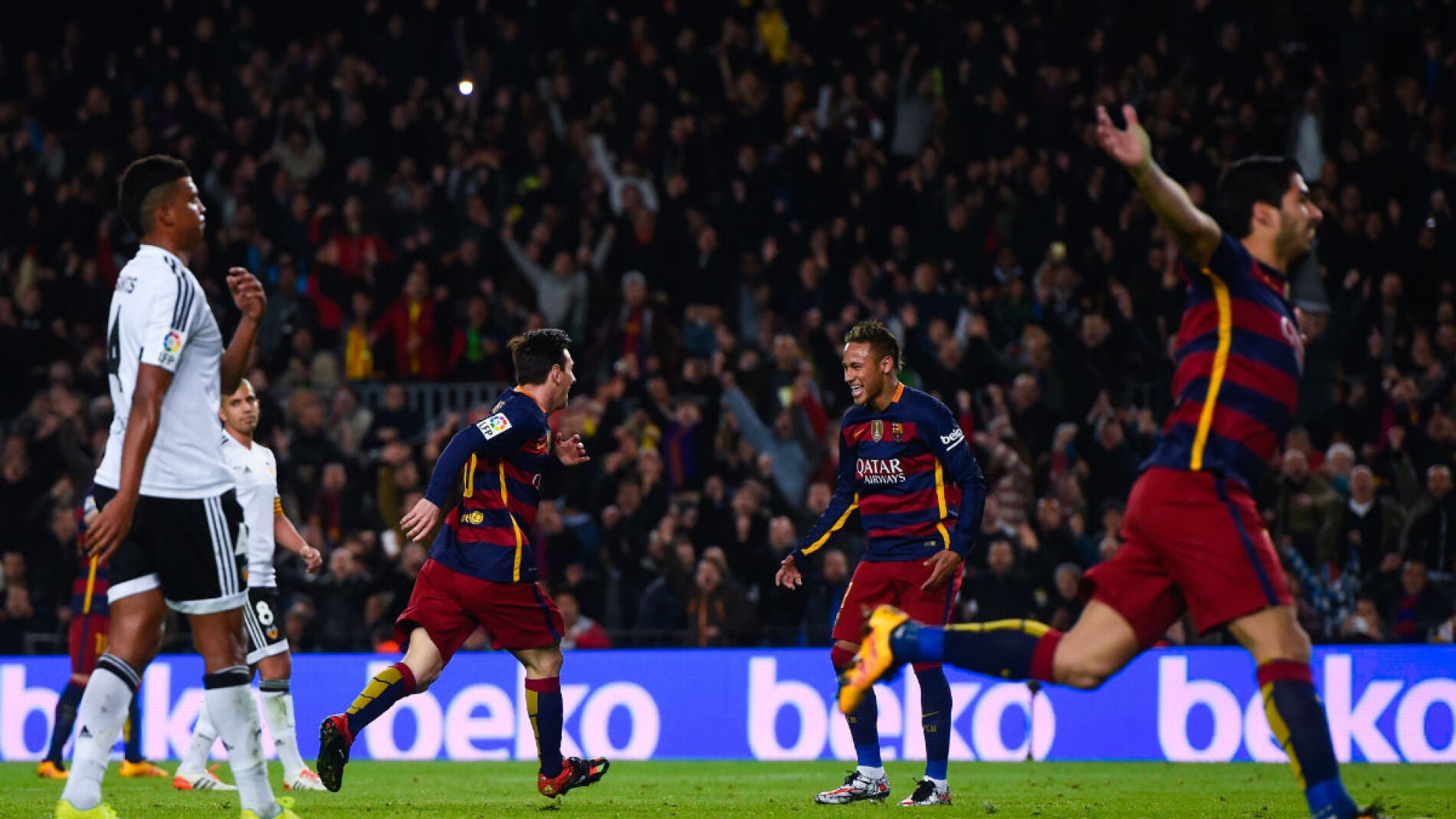 Su&aacute;rez, Messi y Neymar celebran un gol ante los jugadores del Valencia