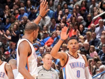 Durant y Westbrook celebran una canasta ante Orlando