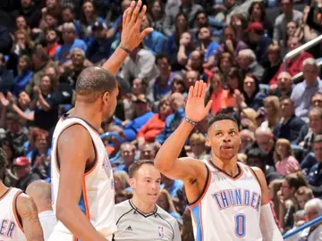 Durant y Westbrook celebran una canasta ante Orlando Durant y Westbrook celebran una canasta ante Orlando