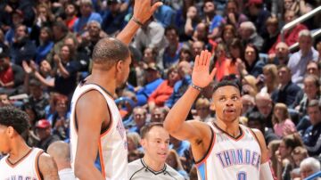 Durant y Westbrook celebran una canasta ante Orlando